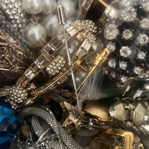 1 LB JEWELRY lots gold silver pearls rhinestone! Mostly wearable. - Picture 3 of 6